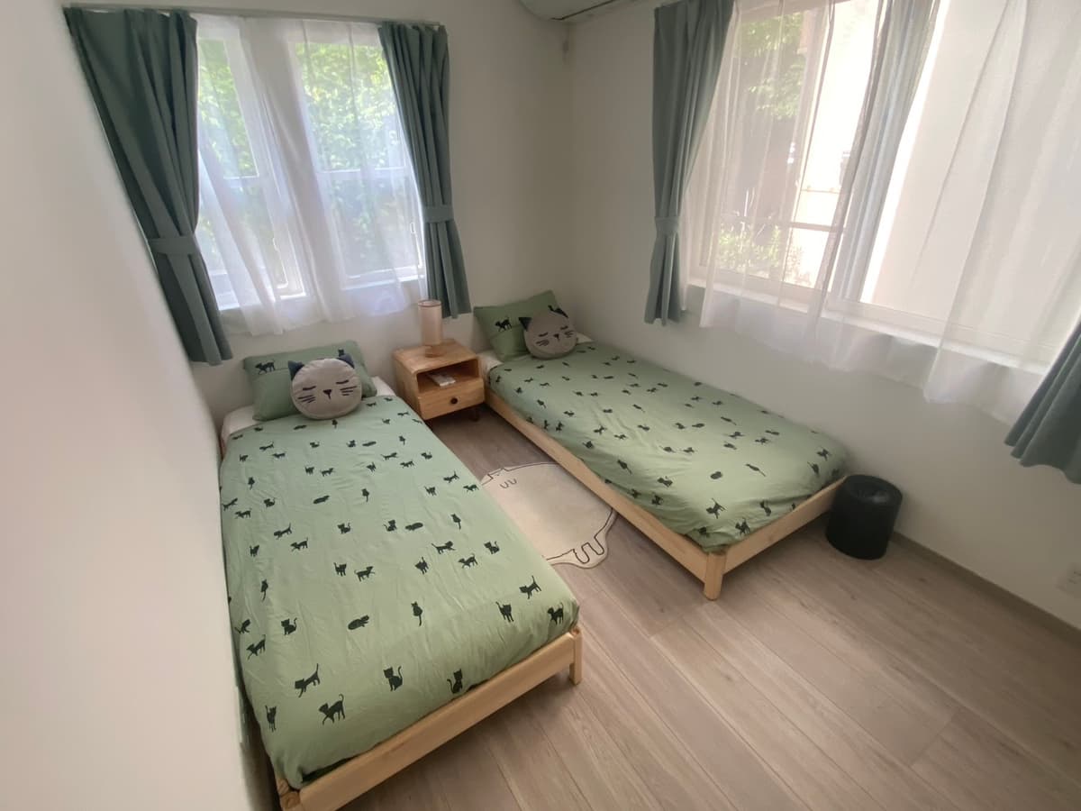 Cat-themed Bedroom with Stackable Twin Beds